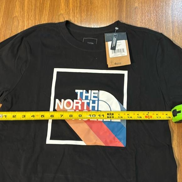 Women's The North Face graphic tee NWT - Picture 4 of 4